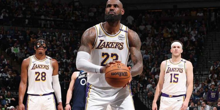 La familia Buss llega a un acuerdo para vender los Lakers por $10 mil millones a Mark Walter, según fuentes de ESPN