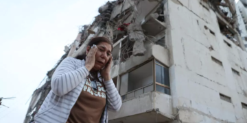 Reportan dos personas con posible vida en un edificio de Venezuela